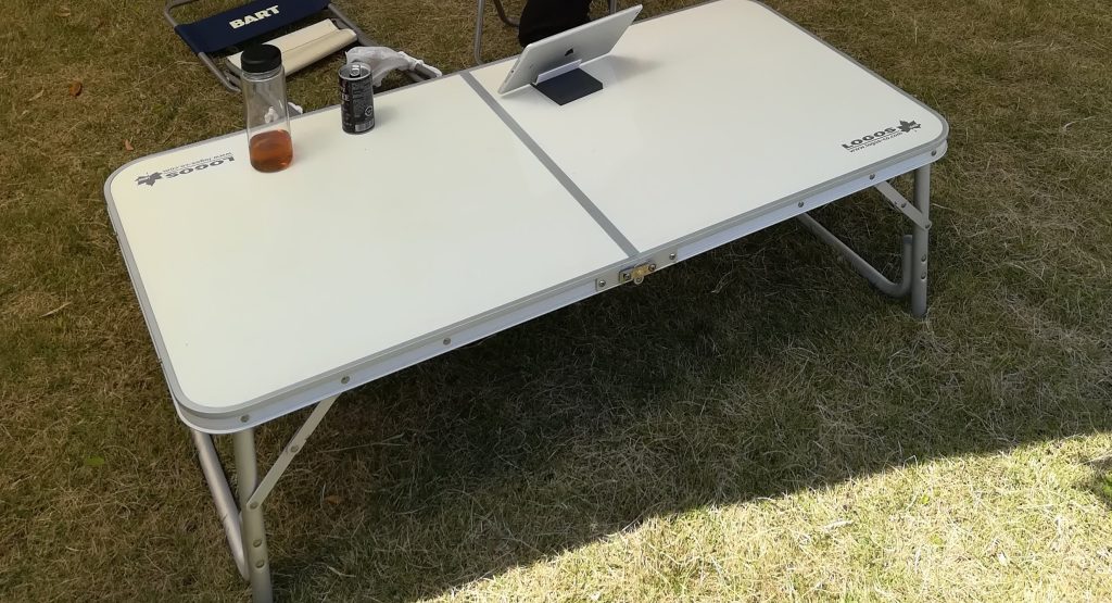 家族で囲むキャンプ用ローテーブル