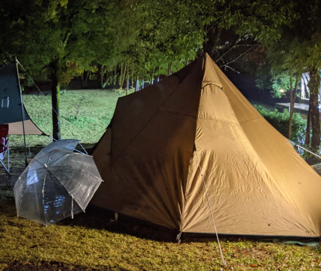 テント　傘　靴置き場　雨キャンプ