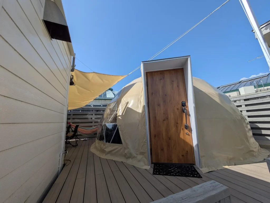 グランピングテントの入口