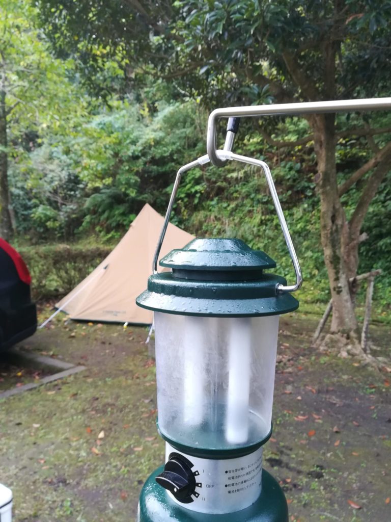 蛍光灯ランタンをテントから離したところへ設置することで、虫をテントから遠ざけられる