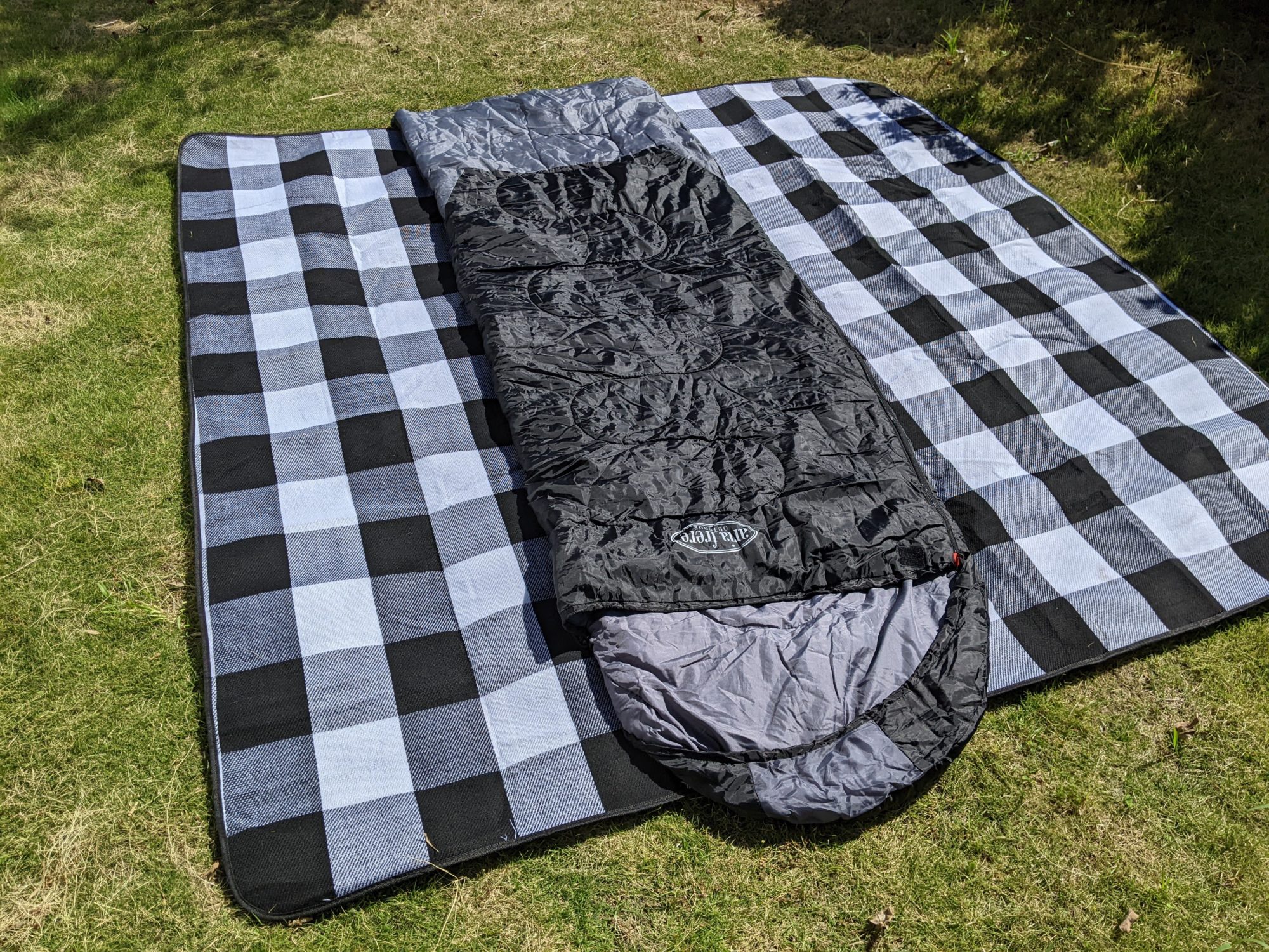 寝袋は寝具。寒さが心配な場合は毛布なども持っていきましょう。