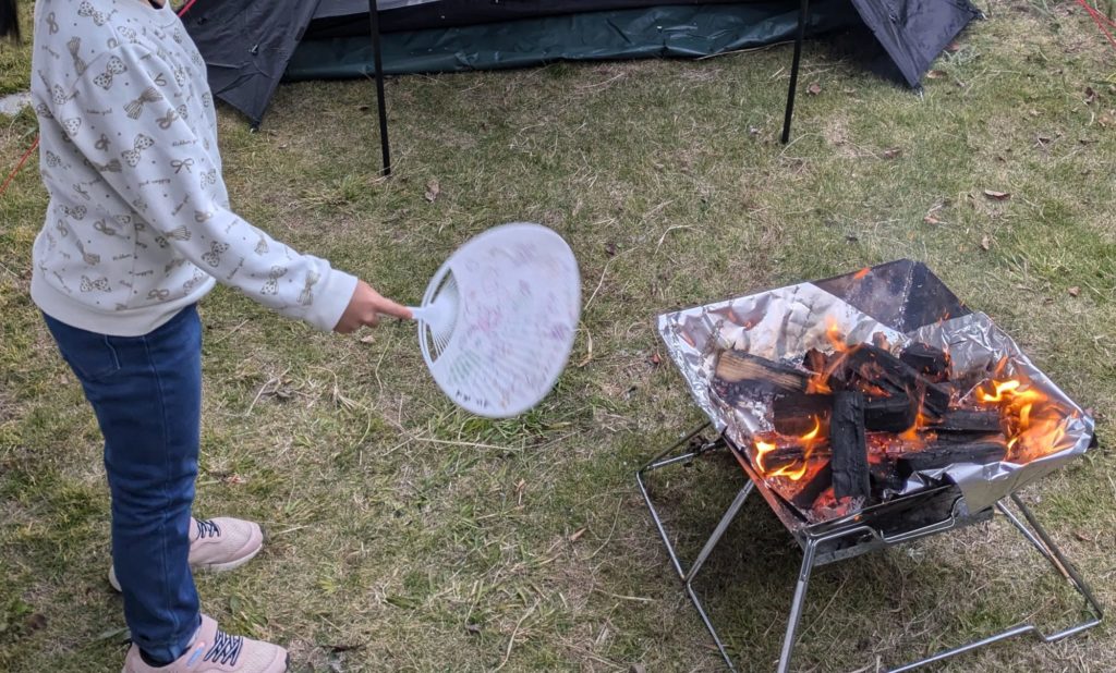 火を起こす子ども