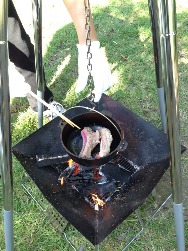 トライポッド+ダッチオーブンで肉を焼く