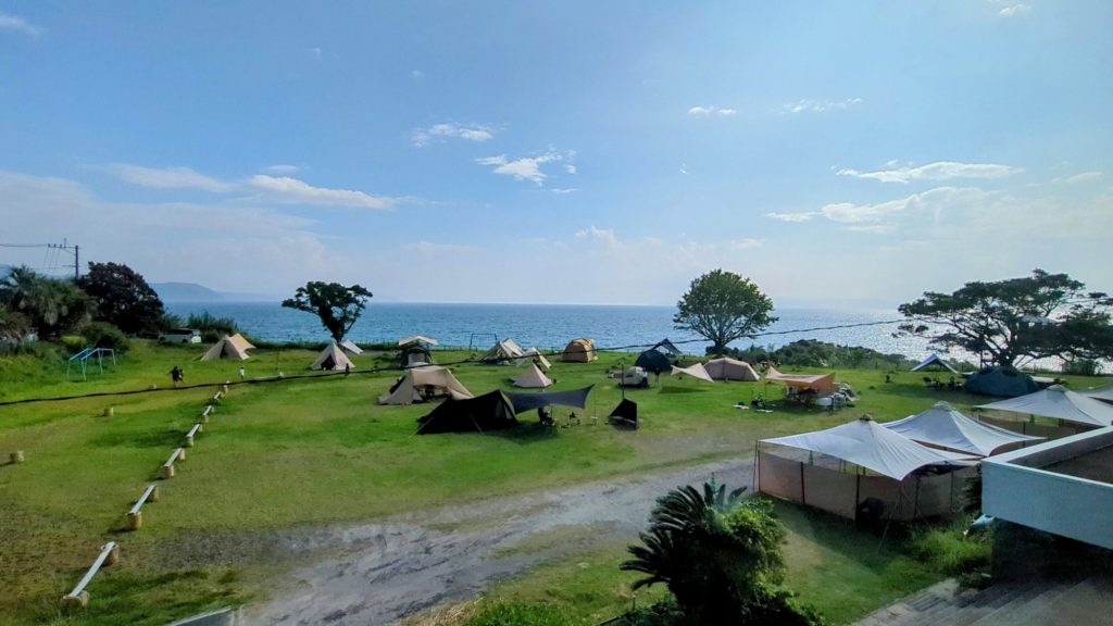 海を眺められるテント泊エリア
