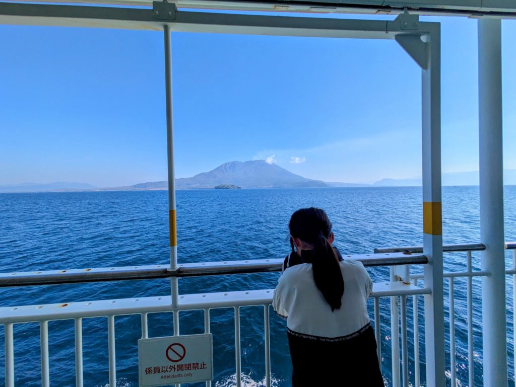 桜島を眺めながらのひとときの船旅