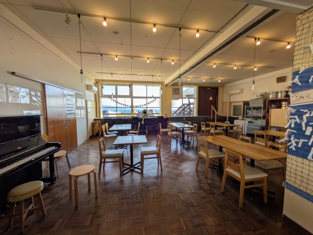 カフェにあるピアノ